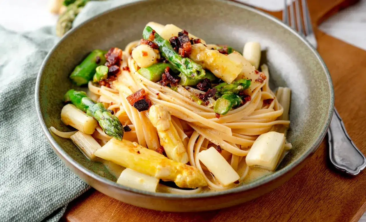 Spargel Carbonara mit Linguine, knackigem Speck und cremigem Saucenansatz.