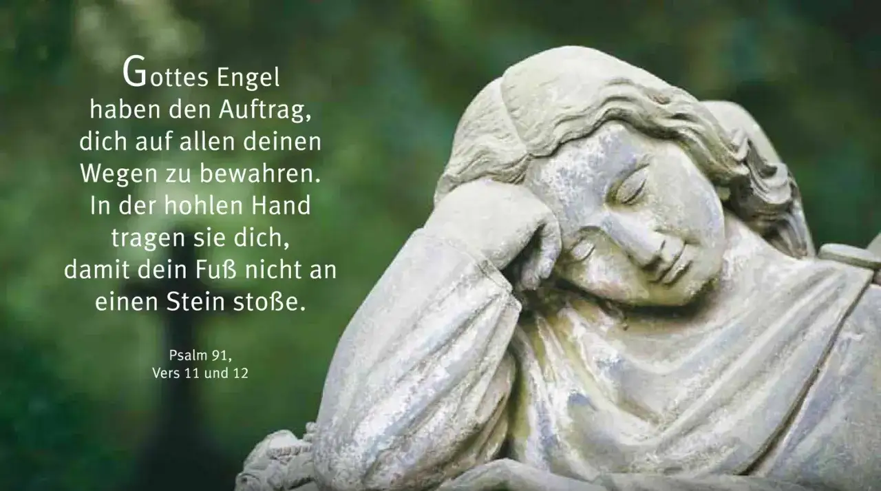 Engelsflügel tragen dich, wie in Psalm 91, Vers 11 & 12 beschrieben. Eine Engelsstatue ruht, beschützt.