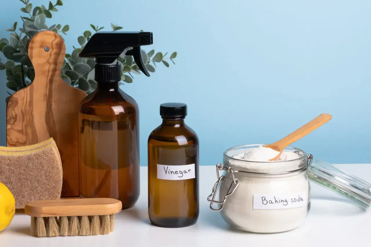 Bicarbonate de soude, vinaigre, citron, brosse et &eacute;ponge pour une recette lessive maison qui sent bon.