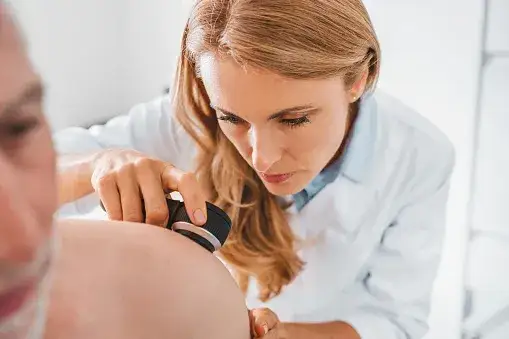 dermatolog bada sk&oacute;rę