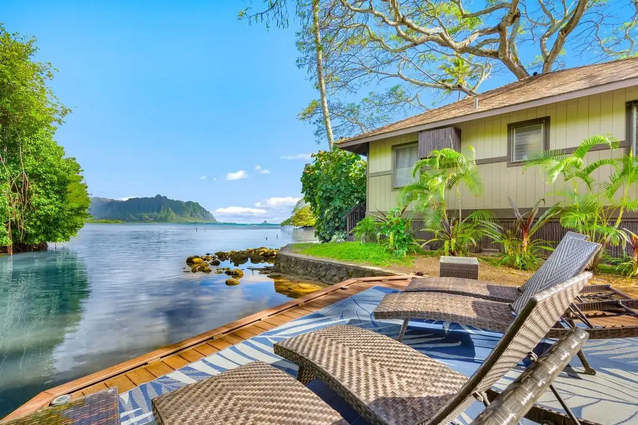 Relaks na leżakach przy wodzie w Paradise Bay Resort. Widok na spokojną zatokę i g&oacute;ry.