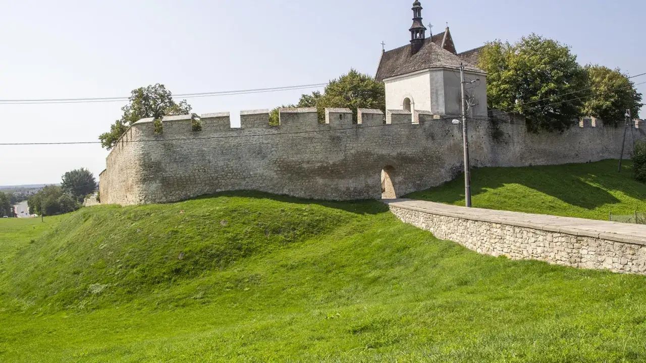 Kamienne mury obronne i kościółek w Szydłowie. Odkryj te i inne szydłów atrakcje, spacerując po zielonych wzgórzach.