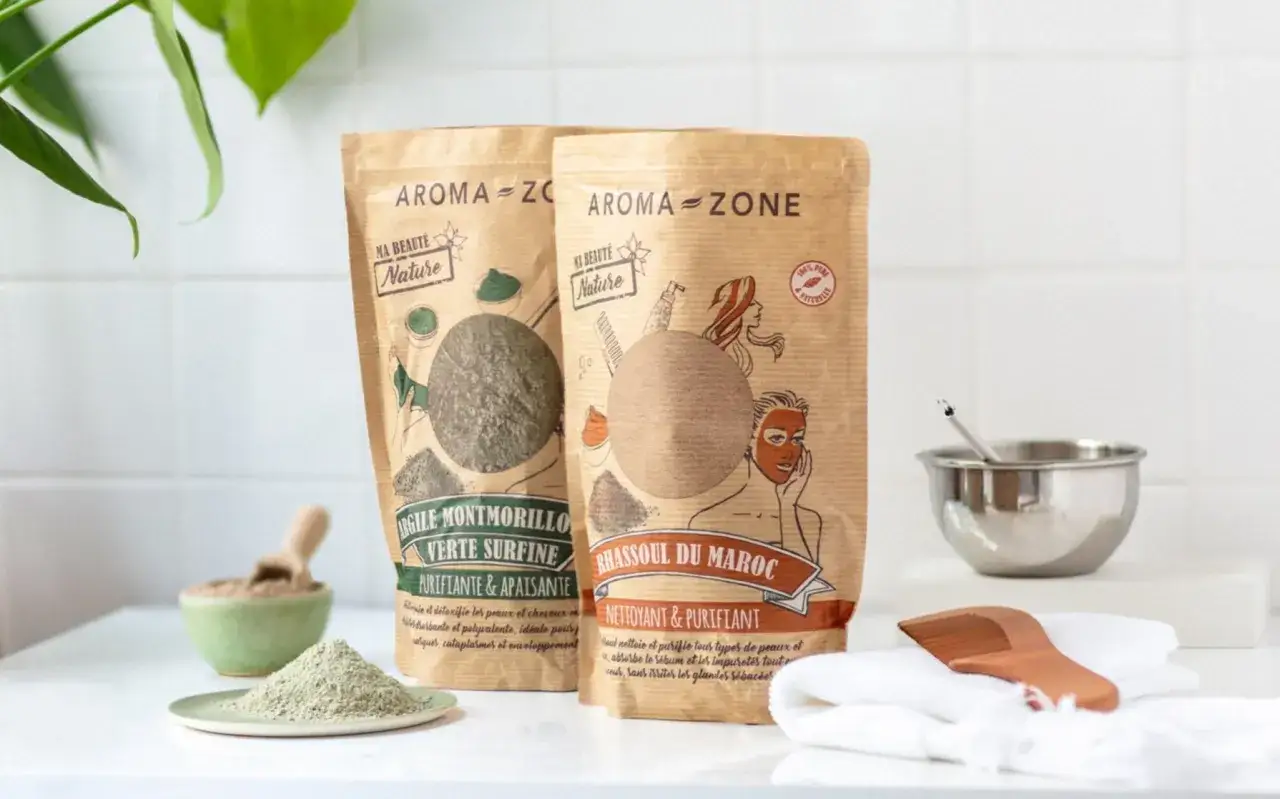 Deux sachets d'argiles Aroma-Zone, parfaits pour un shampoing clarifiant maison. Une invitation à la beauté naturelle.