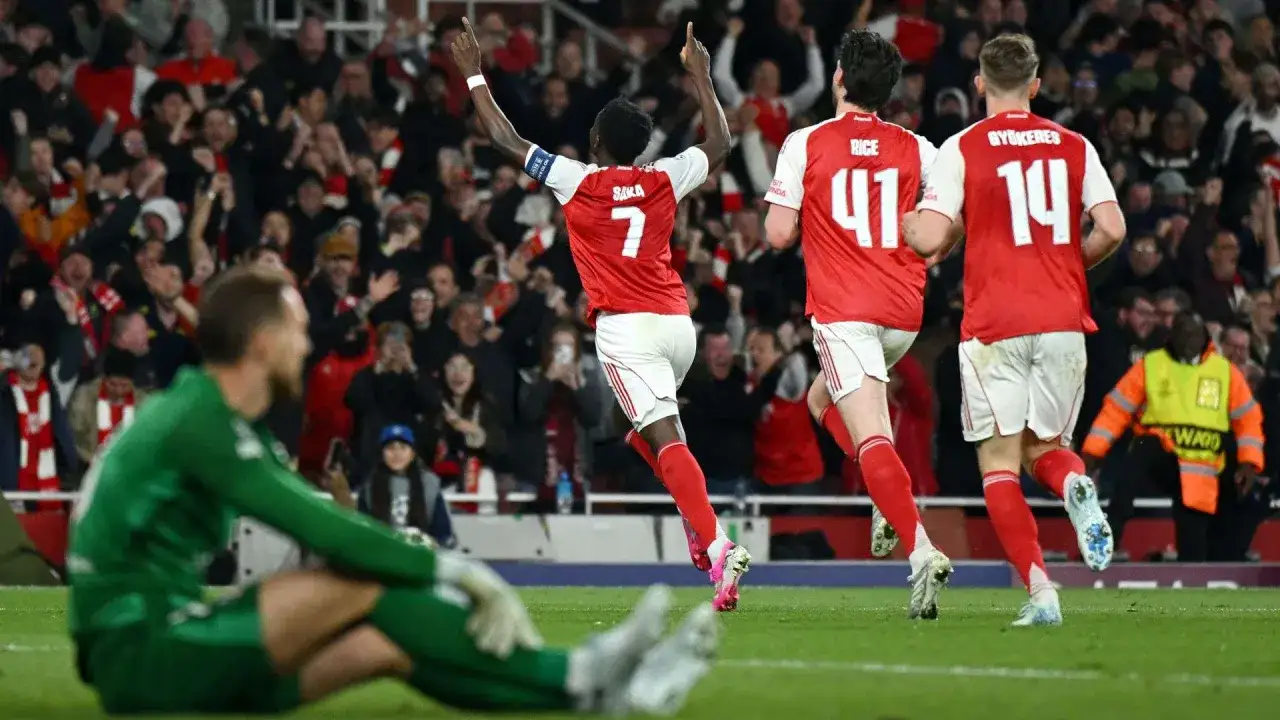 Bukayo Saka celebra un gol, con el portero en el suelo y la afici&oacute;n euf&oacute;rica.