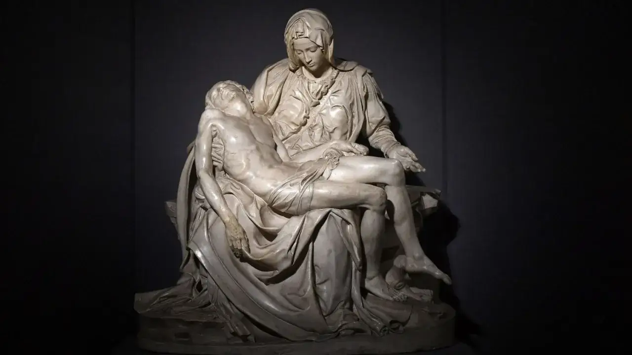 Pieta Michała Anioła. Marmurowa rzeźba przedstawia Matkę Boską trzymającą na kolanach martwe ciało Chrystusa.