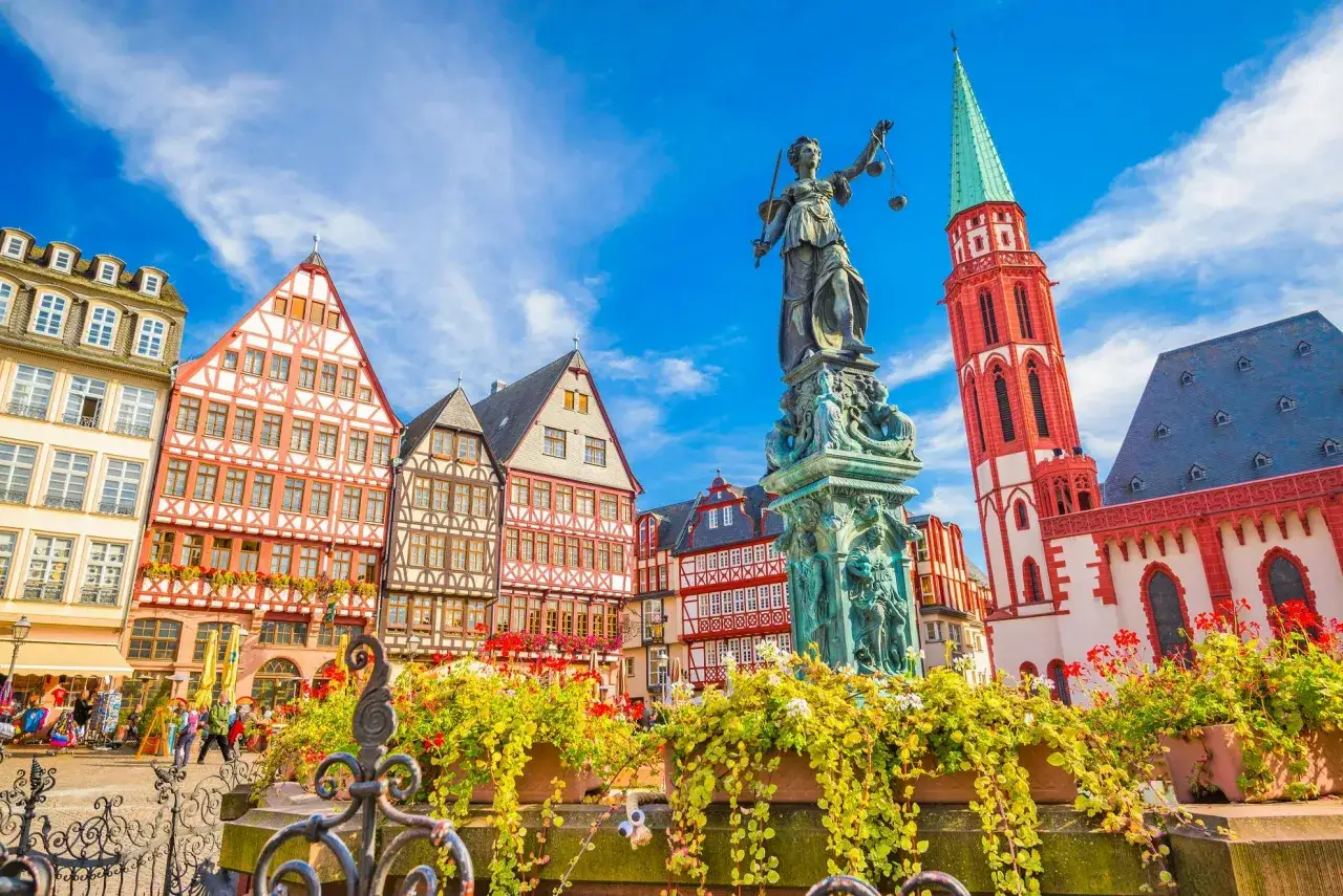 Gdzie jest Frankfurt? Na Römerbergu, placu z pięknymi kamieniczkami i fontanną Sprawiedliwości.