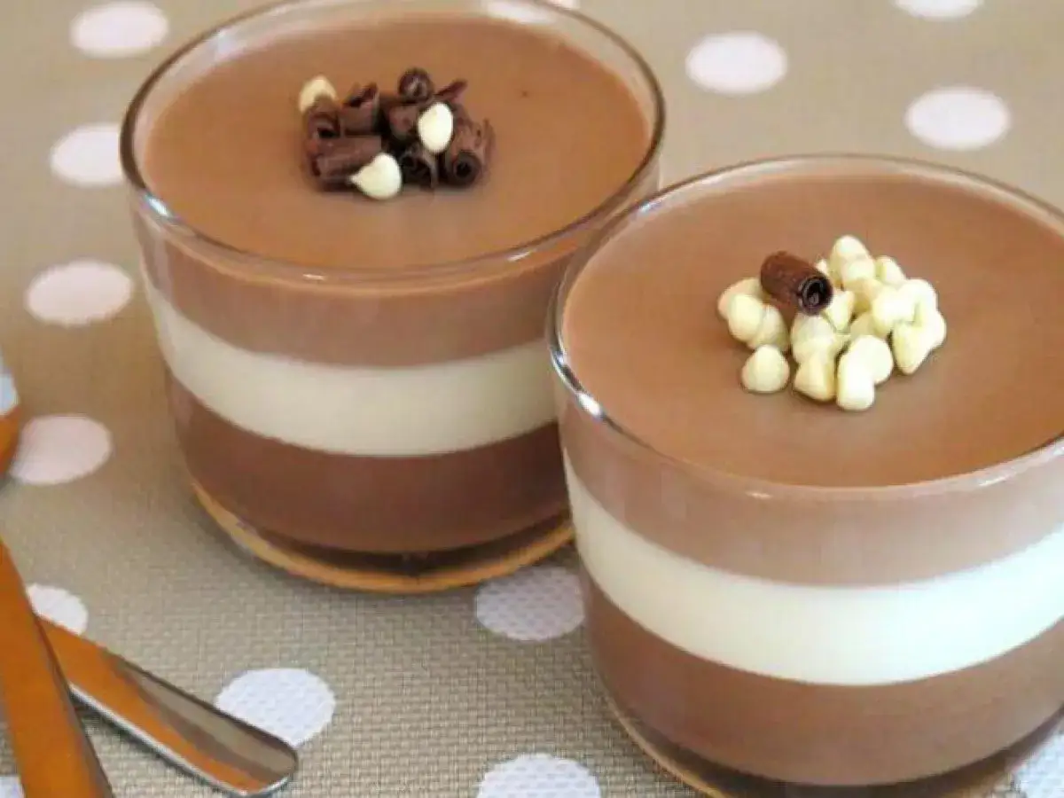 Deux verrines 3 chocolat superpos&eacute;es, garnies de copeaux de chocolat et de p&eacute;pites de chocolat blanc.
