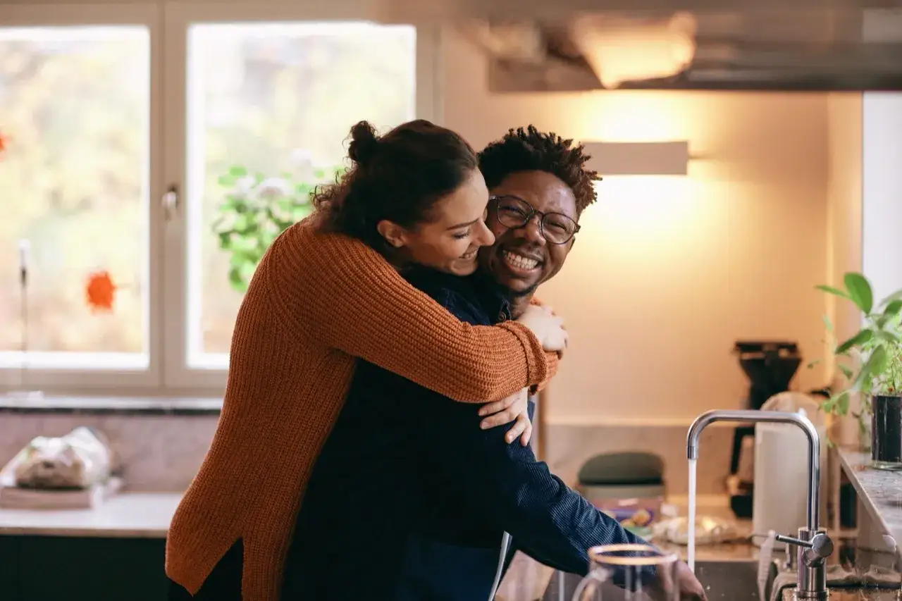 Un couple complice et heureux dans la cuisine. Elle le serre dans ses bras, un sourire radieux aux l&egrave;vres. Une sc&egrave;ne qui pourrait bien &ecirc;tre la cl&eacute; pour savoir comment sortir de la friendzone.