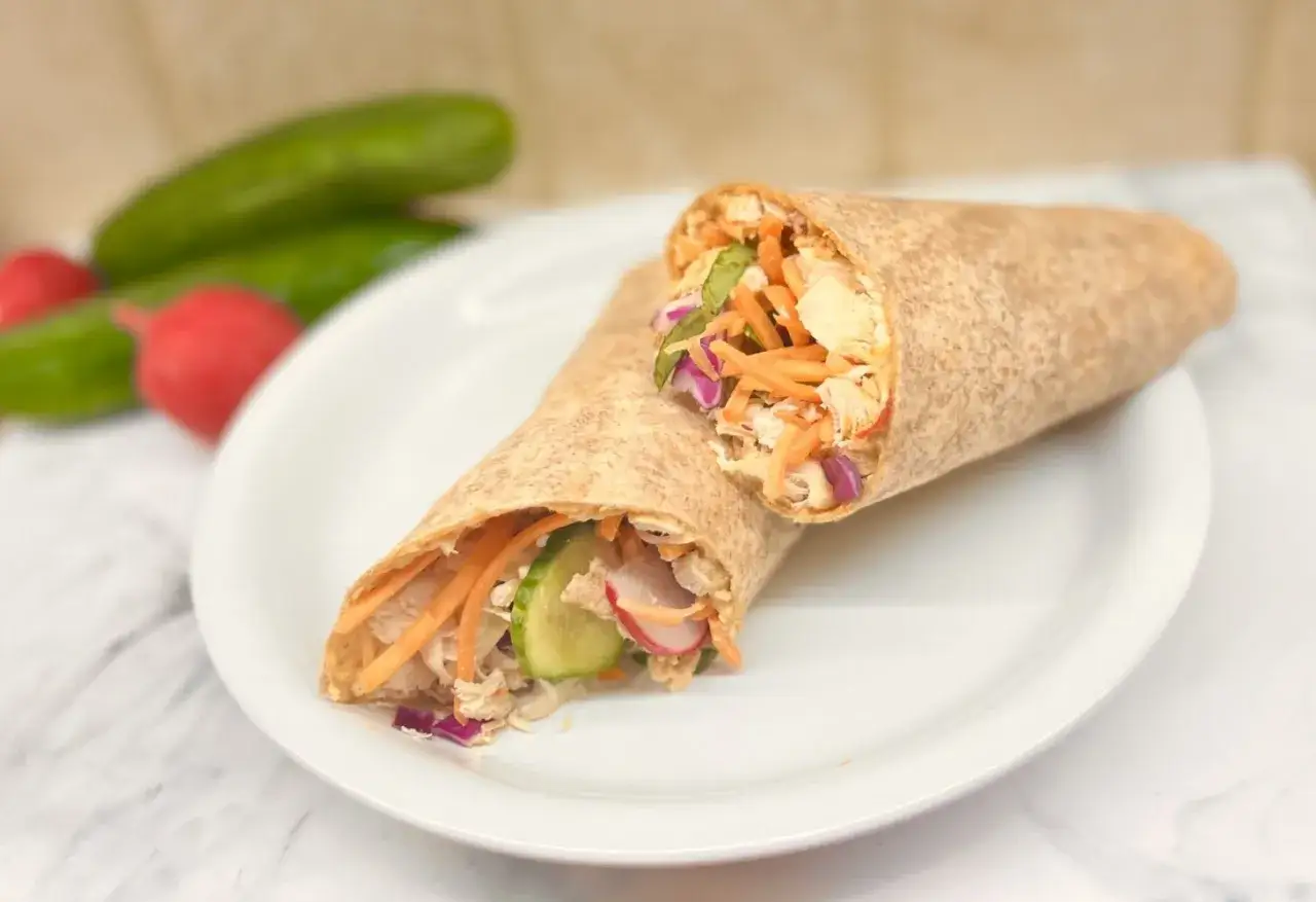 Klasyczny mcwrap z kurczakiem, chrupiącą marchewką, ogórkiem i czerwoną cebulą. Pyszny i zdrowy posiłek.
