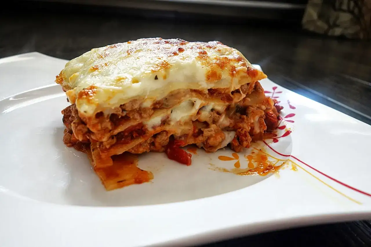 Pyszna, domowa lasagne z warstwami makaronu, mięsa i sera. Idealna na obiad, gdy chcesz wiedzieć, jak zrobić lasagne.