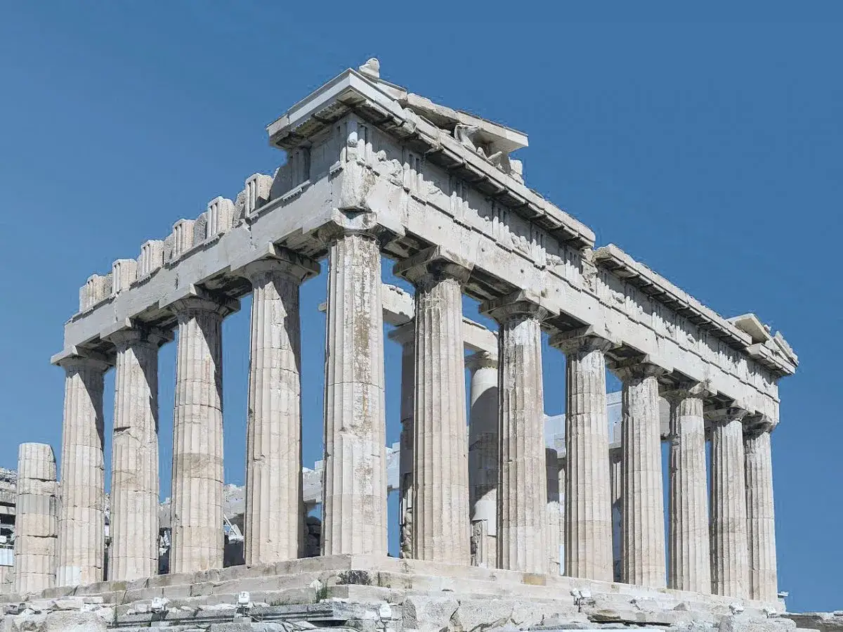 Le Parth&eacute;non, chef-d'&oelig;uvre de l'architecture antique, t&eacute;moigne de qui a construit le Parth&eacute;non : les Ath&eacute;niens. Ses colonnes doriques se dressent fi&egrave;rement sous un ciel bleu.