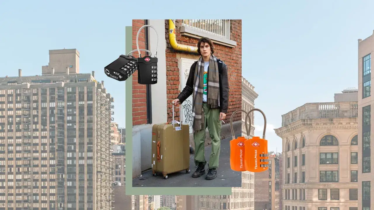Ein Mann mit Koffer in New York. Schwarze und orange TSA-Schlösser sichern die Reiseutensilien.