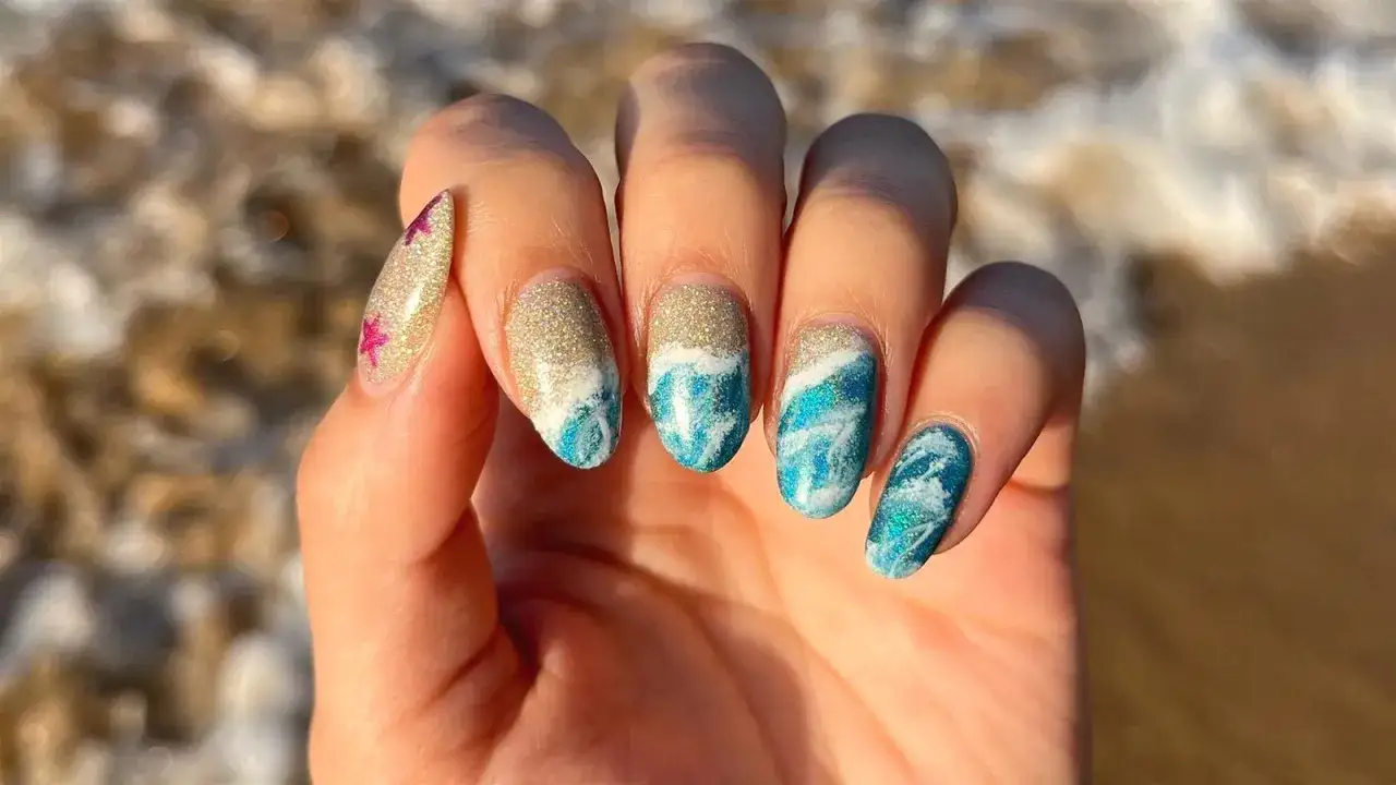 Un ongle vacances parfait : sable dor&eacute;, vagues bleues scintillantes et une &eacute;toile de mer rose. L'esprit de la plage sur vos mains !