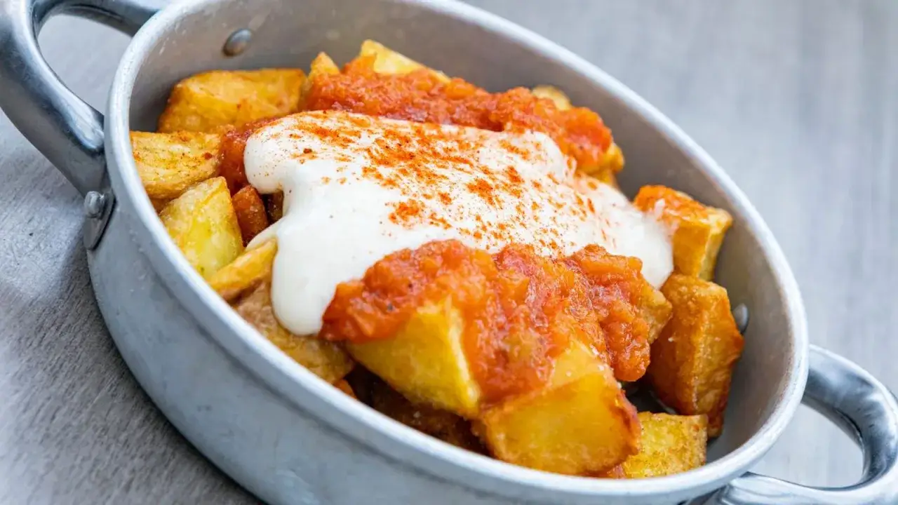 Patatas a la importancia, crujientes y doradas, ba&ntilde;adas en una cremosa salsa blanca y un toque de piment&oacute;n. &iexcl;Un plato que nunca defrauda!