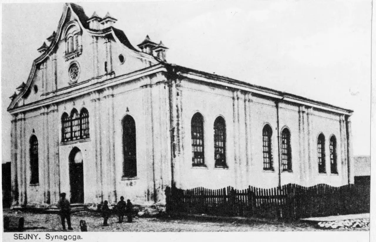 Synagoga w Sejnach, jedna z historycznych atrakcji miasta, z charakterystyczną fasadą i łukowymi oknami.