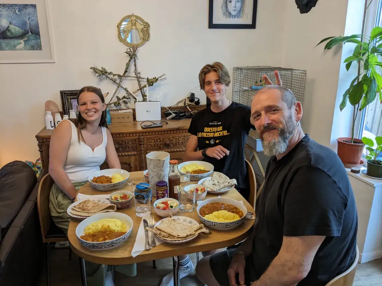 Une famille partage un repas indien. Une belle expérience pour ceux qui envisagent de comment partir en famille d'accueil.