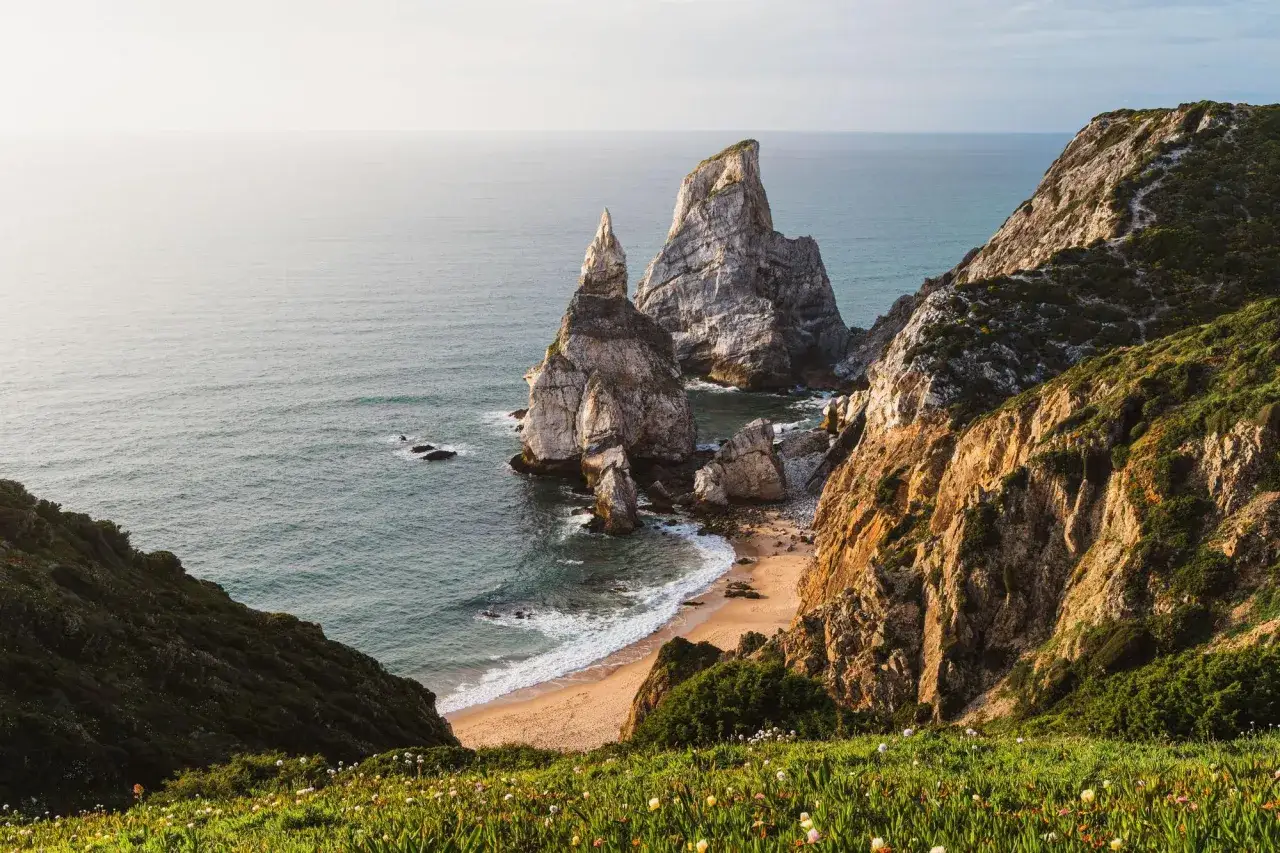 Impresionantes formaciones rocosas y una playa escondida en la costa atl&aacute;ntica. Un lugar id&iacute;lico para descubrir qu&eacute; hacer en Portugal.