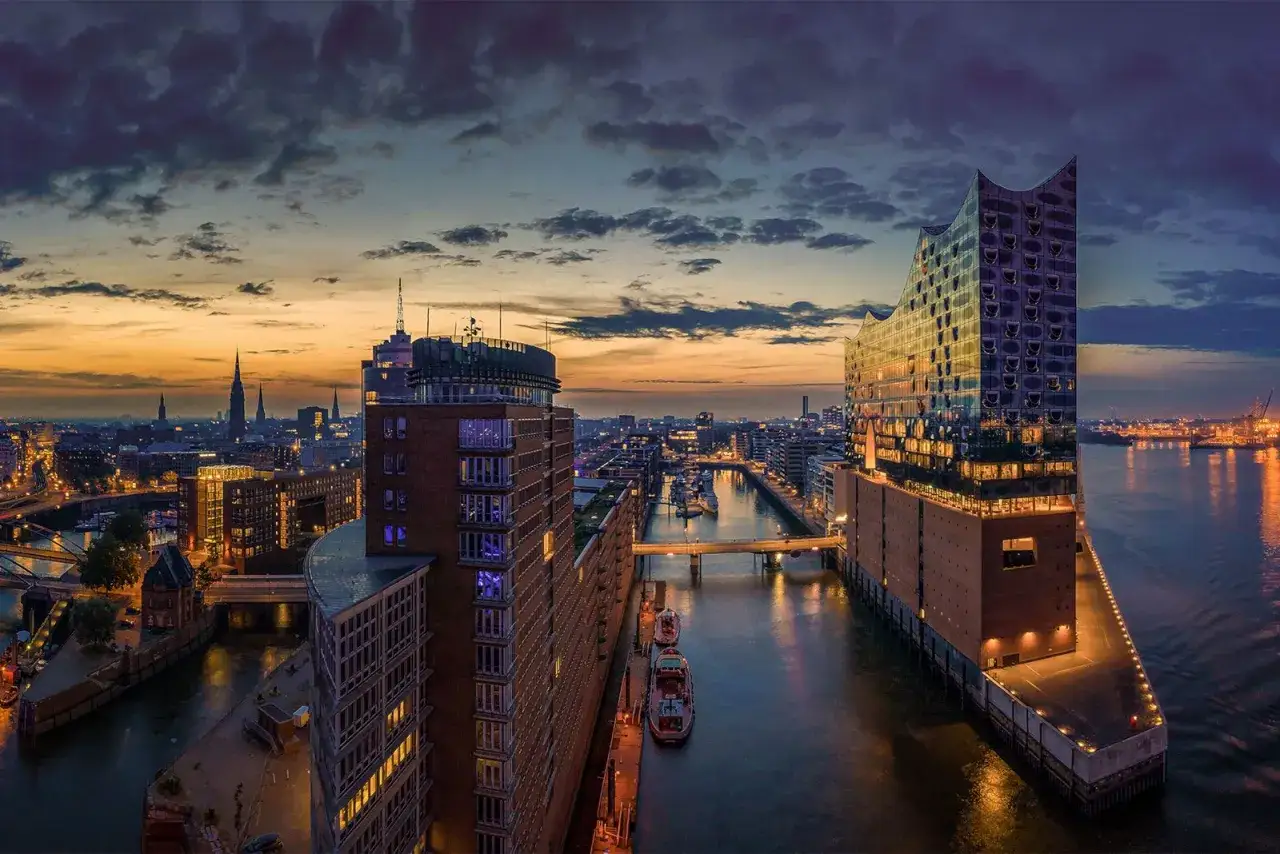 Spektakul&auml;rer Blick auf Hamburg bei Sonnenuntergang mit der Elbphilharmonie. Ein Muss, was man in Hamburg gesehen haben muss!