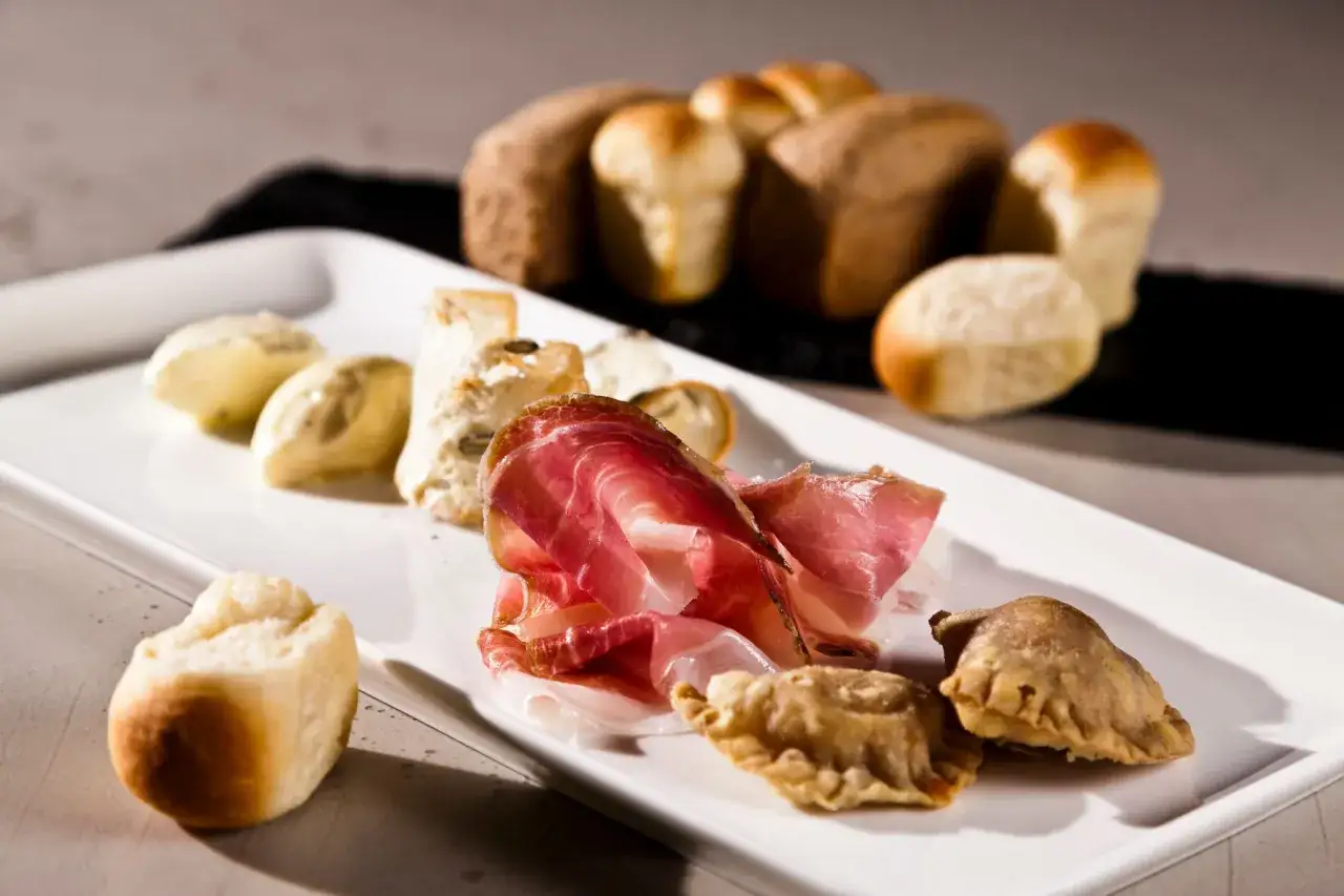 Szynka, pieczywo i pierożki – idealne, by zastanowić się, co przywieźć z Austrii do jedzenia.