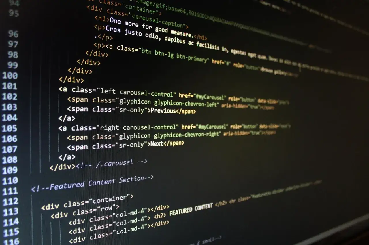 Kod źródłowy strony internetowej. Czy każdy może zostać programistą? Z pewnością, jeśli tylko ma pasję i chęci do nauki.