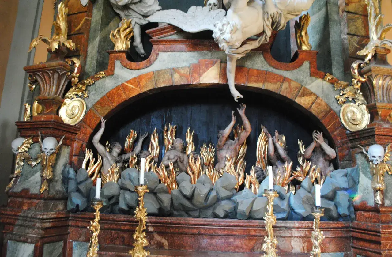 Figuren in Flammen, die nach oben greifen, scheinen den
