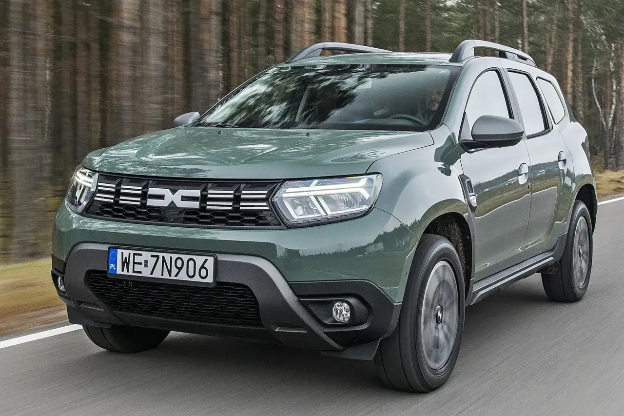 Zielony Dacia Duster 2024 na drodze. Sprawdź atrakcyjną dacia duster 2024 cena!