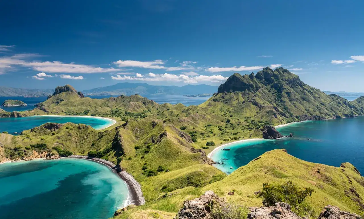 Grüne Hügel und türkisfarbene Buchten auf Komodo, Indonesien. Perfekte Reiseziele im November für Abenteuerlustige.