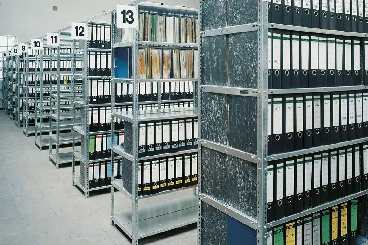 Regeal arten in einem Archiv, gef&uuml;llt mit Ordnern und Akten. Die Regale sind nummeriert, um die Organisation zu erleichtern.