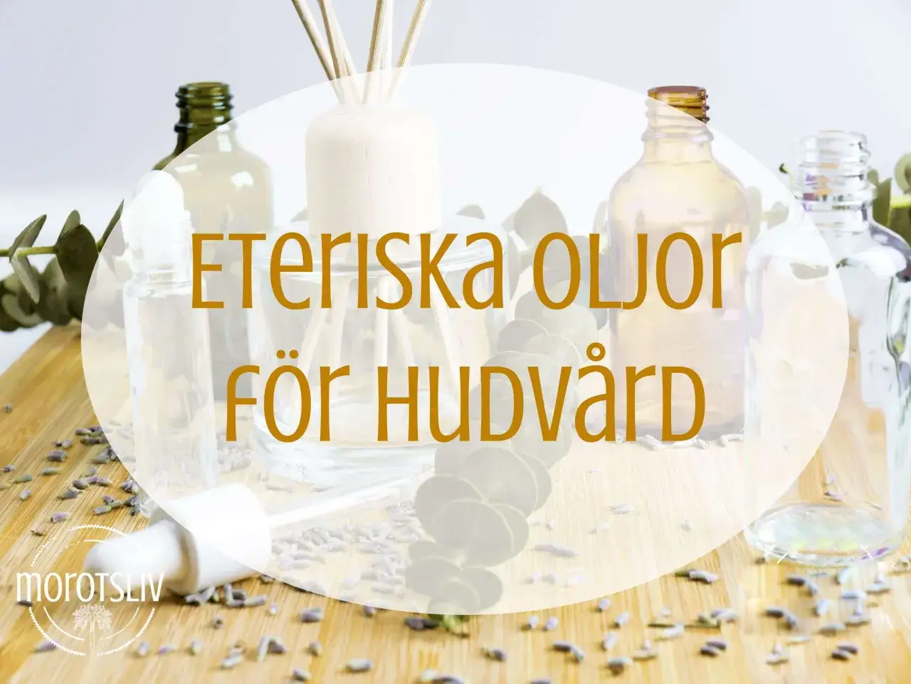 Eteriska oljor f&ouml;r hudv&aring;rd. Flera flaskor med oljor, lavendel och eukalyptusblad p&aring; en tr&auml;bakgrund.