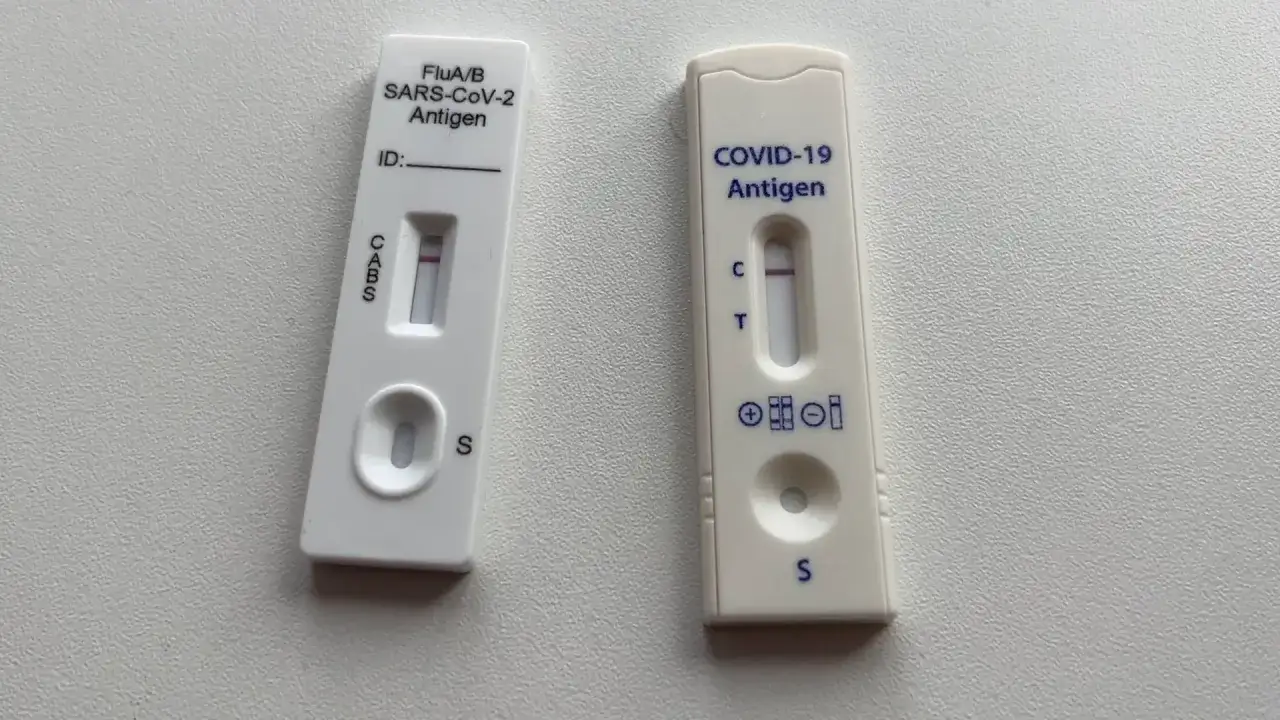Dwa testy antygenowe, jeden na grypę A/B i SARS-CoV-2, drugi na COVID-19. Oba testy pokazują pozytywne wyniki, widoczne dwie kreski. Test combo wyniki.