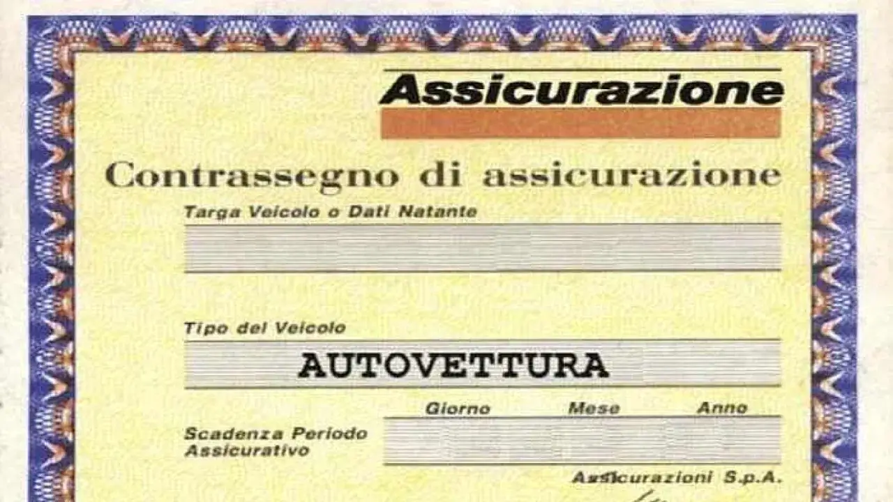 Contrassegno di assicurazione per autovettura. È obbligatorio avere il certificato di assicurazione in auto per circolare.