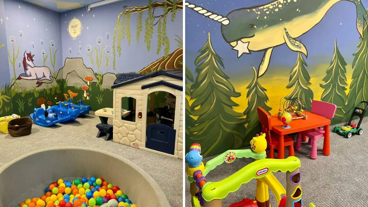 Pokój zabaw w hotelu dla dzieci nad Wisłą. Ściany zdobią bajkowe malowidła z jednorożcem i narwalem.