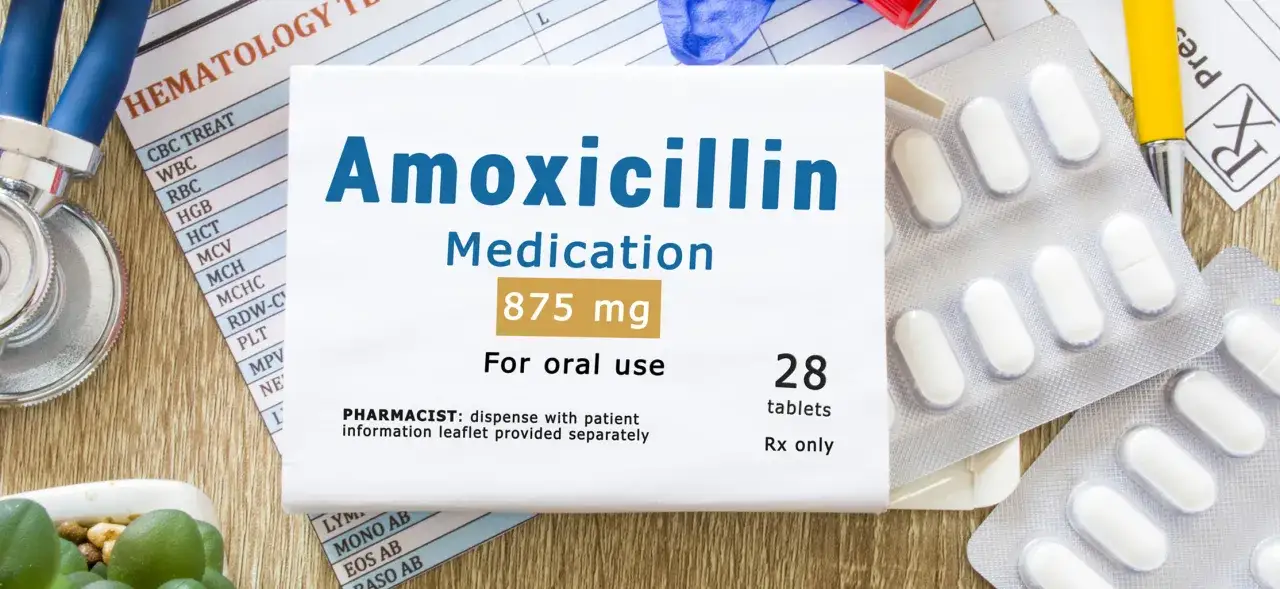 Amoksiklav na co pomaga? Opakowanie leku Amoxicillin 875 mg, tabletki, recepta. Obok stetoskop i wyniki badań.