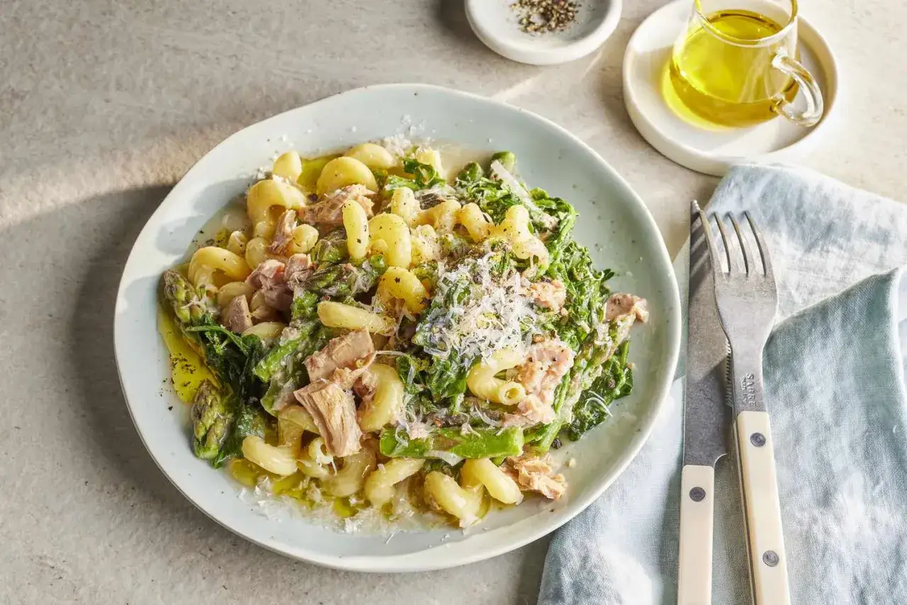 En portion tonfisk pasta med sparris och riven parmesan. Enkel och god vardagsmat.