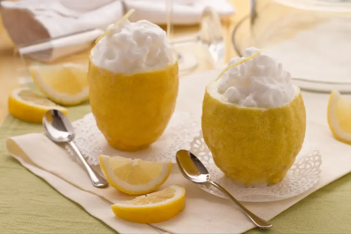 Deux coupes colonel, des citrons évidés remplis de sorbet au citron, ornées d'une fine lamelle de zeste.