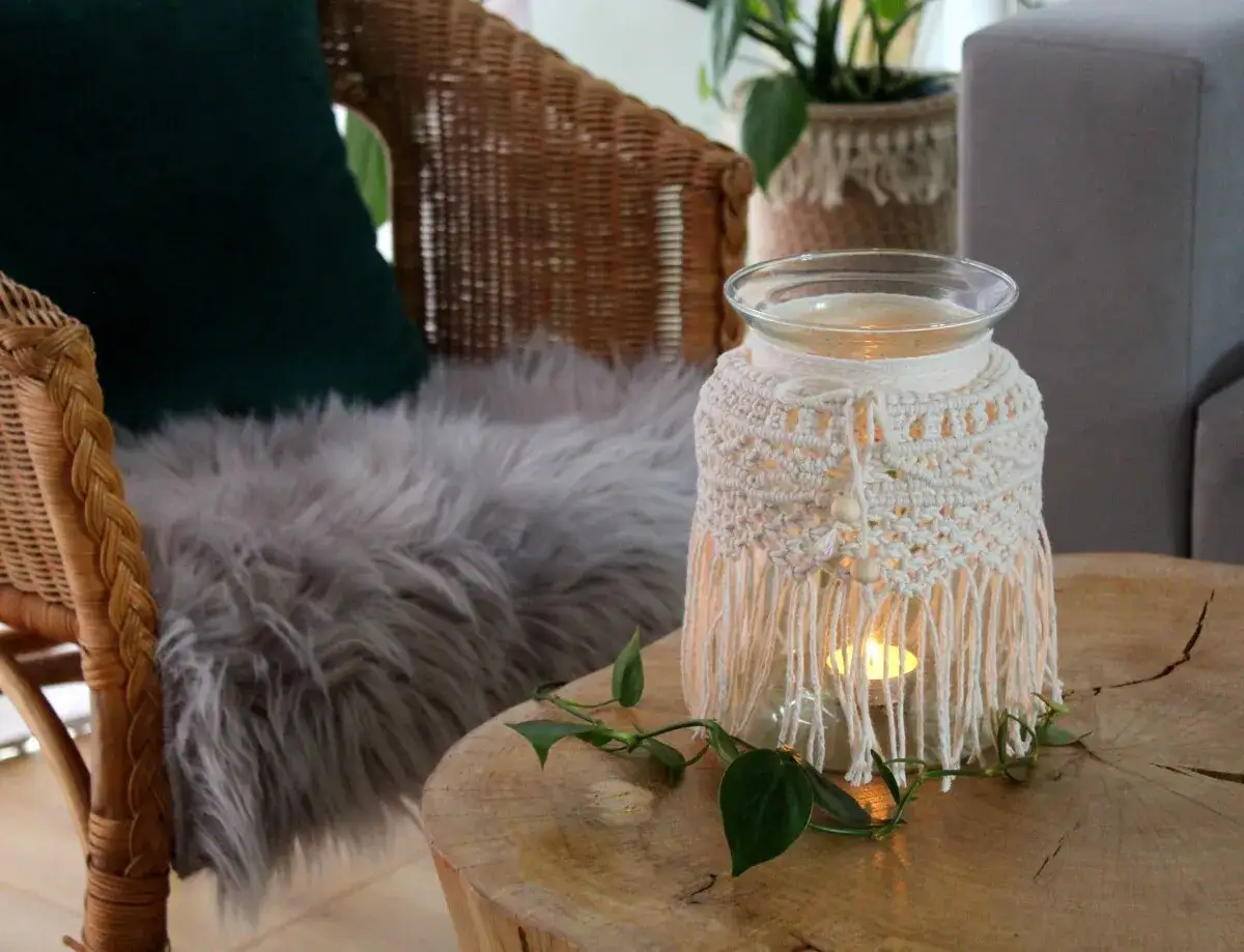Ozdoby ze sznurka jutowego: makramowa osłonka na słoik z tealightem, inspirowana boho stylem.