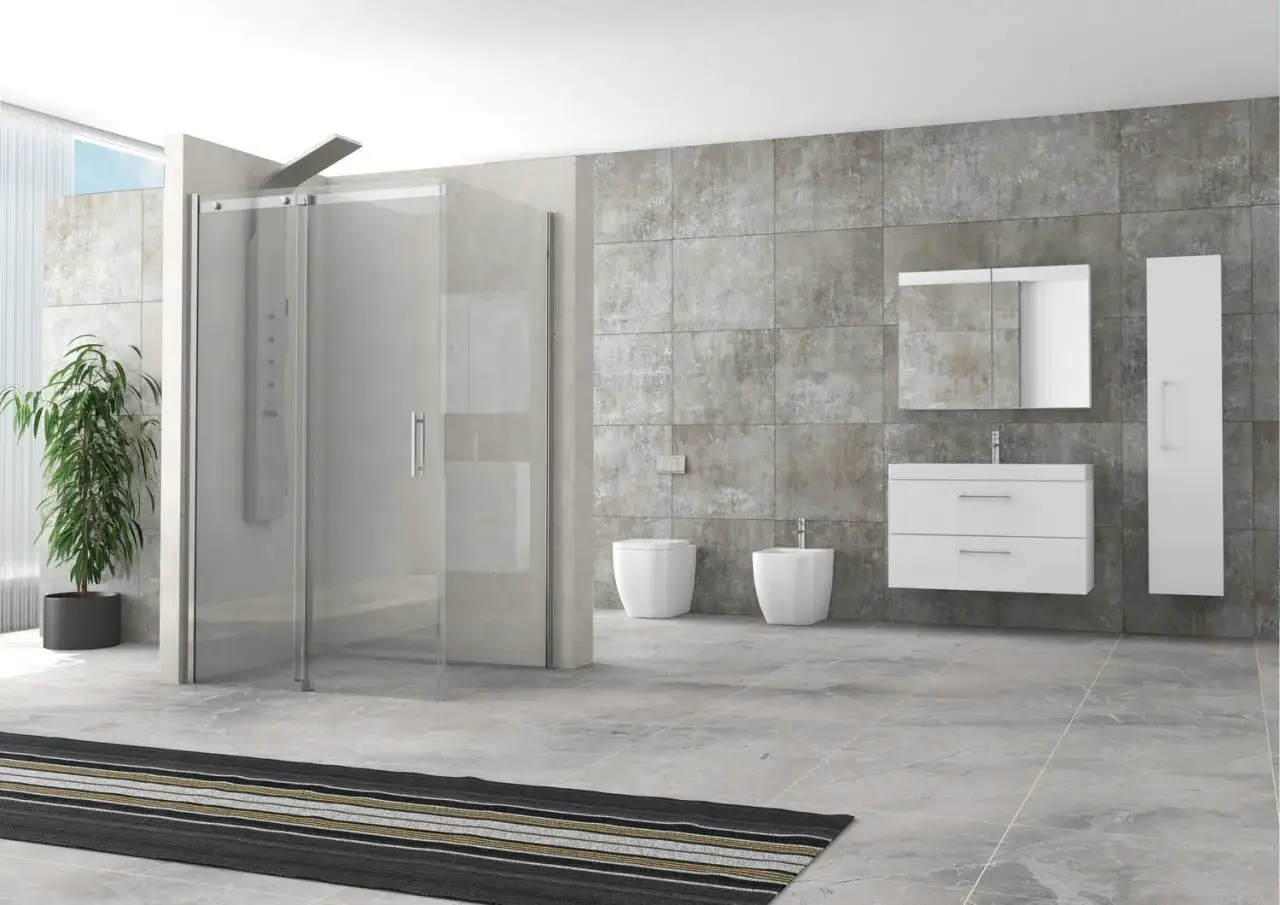 Bagno moderno con doccia walk-in, sanitari sospesi e mobile lavabo. Esempi disposizione piastrelle bagno con effetto pietra.