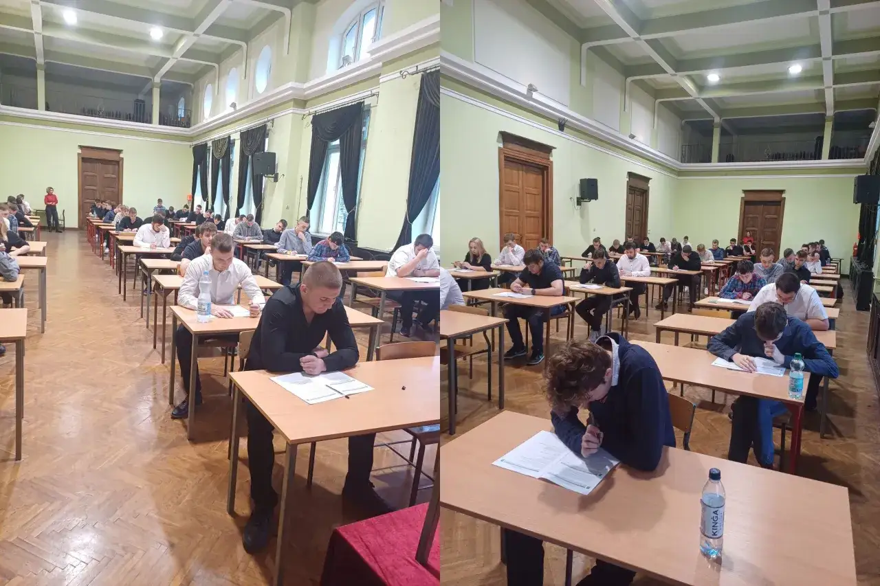 Uczniowie piszą egzamin w dużej sali. Czy po zawodówce mają wykształcenie średnie? To pytanie nurtuje wielu.