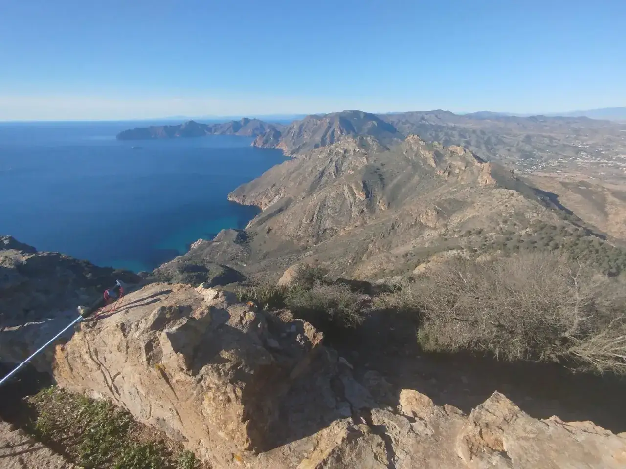 Vista desde el mirador del Roldán. Montañas áridas y mar azul intenso se extienden hasta el horizonte.