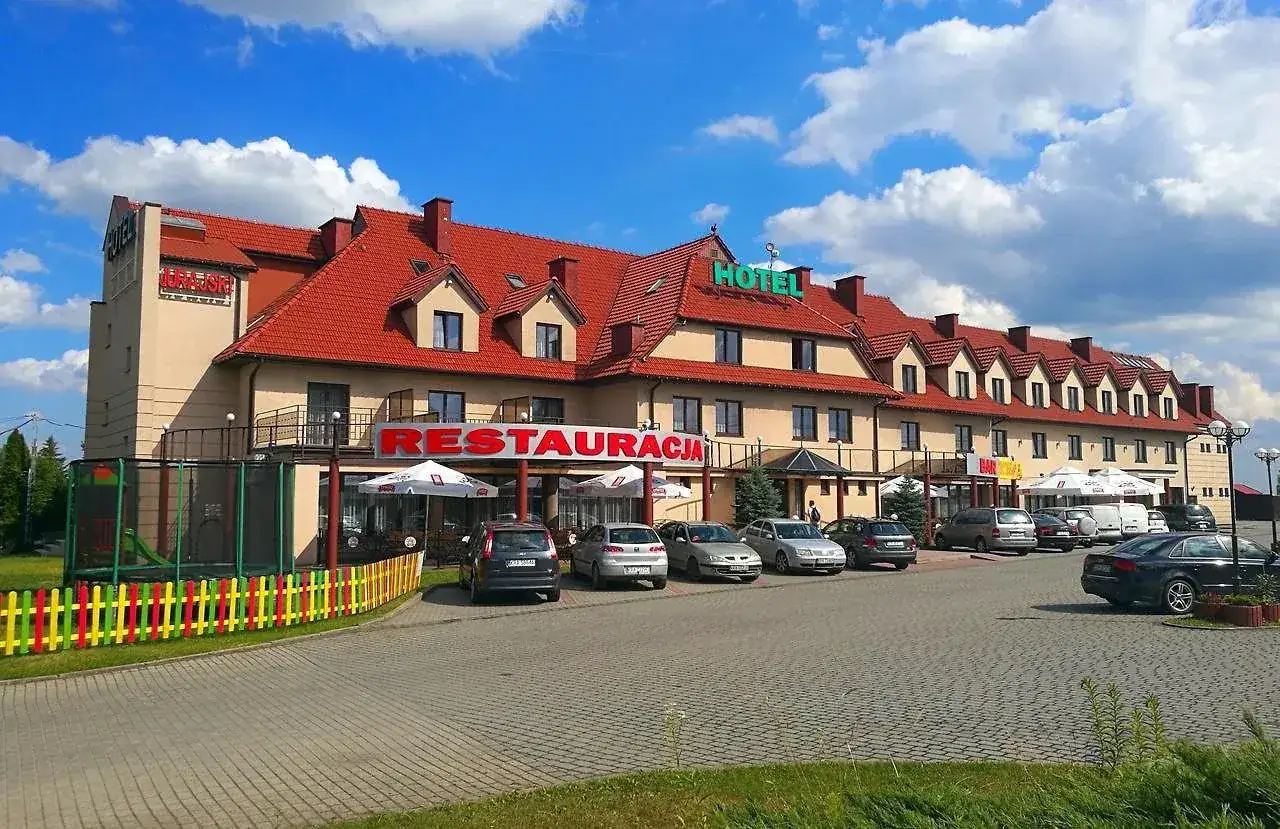 Hotel Jurajski Kraków z czerwoną restauracją i placem zabaw dla dzieci.