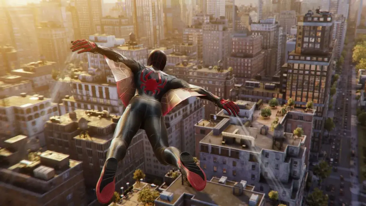 Miles Morales w nowym stroju szybuje nad miastem, gotowy do akcji w Spider-Man 2 poradnik.