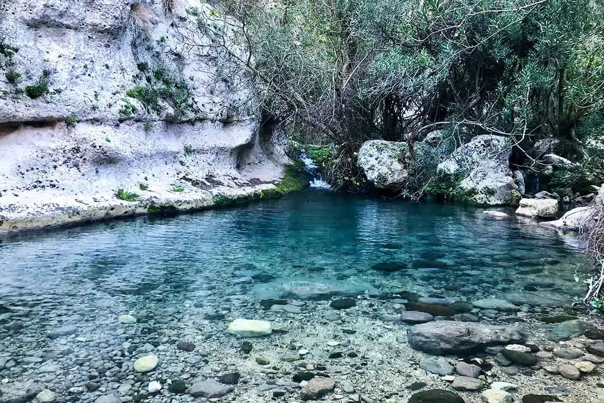 Cascata e pozza d'acqua cristallina, un'oasi naturale da scoprire tra le cose da vedere a Siracusa e dintorni in 5 giorni.