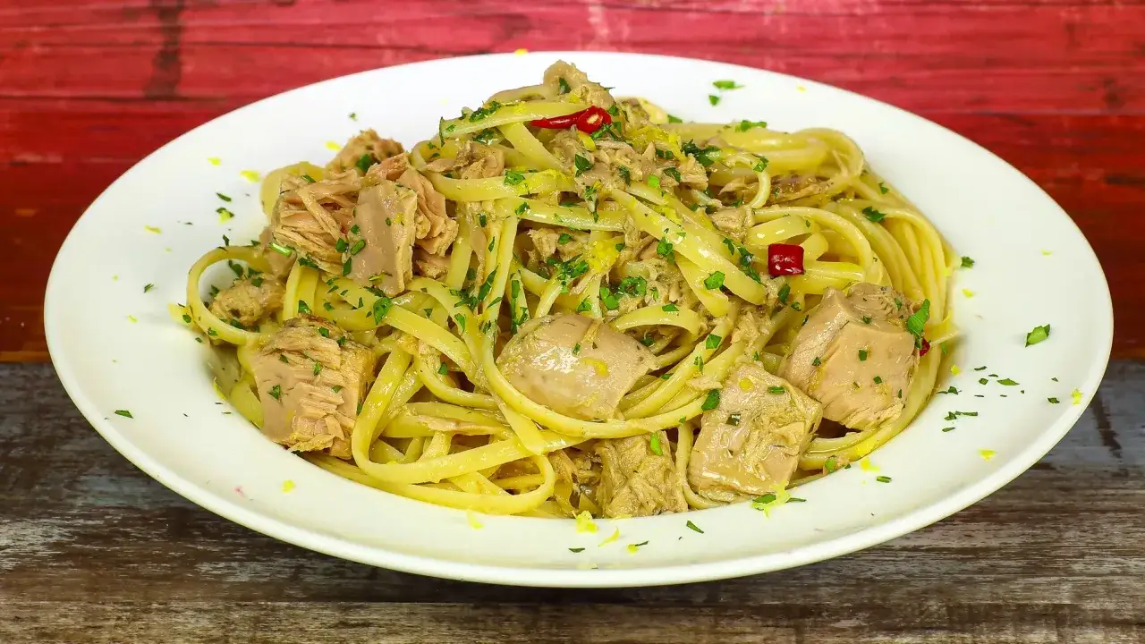 Pasta con tonno in bianco cremosa, condita con prezzemolo tritato, scorza di limone e peperoncino.