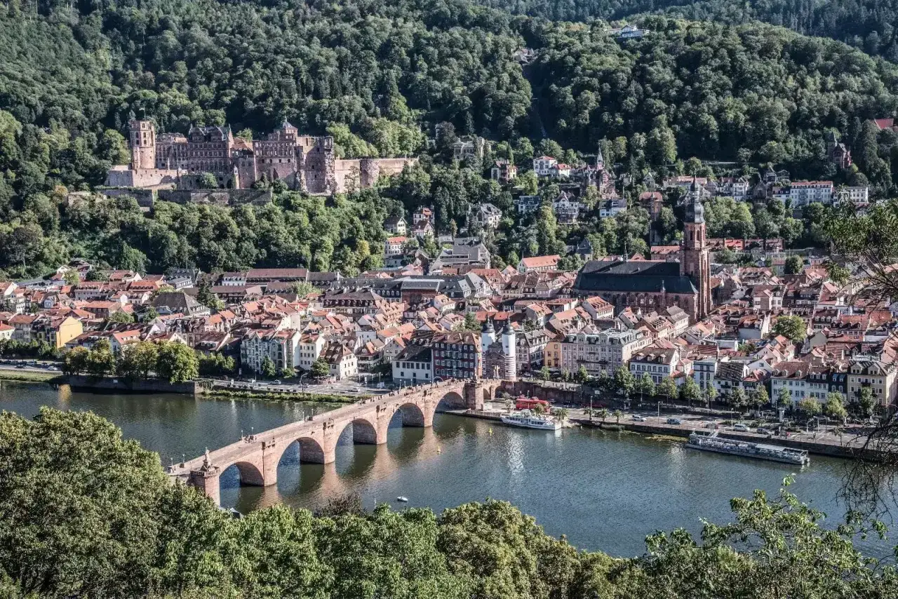 Heidelberg mit Schloss und alter Brücke über den Neckar, ein malerischer Anblick für Heidelberg Sightseeing.