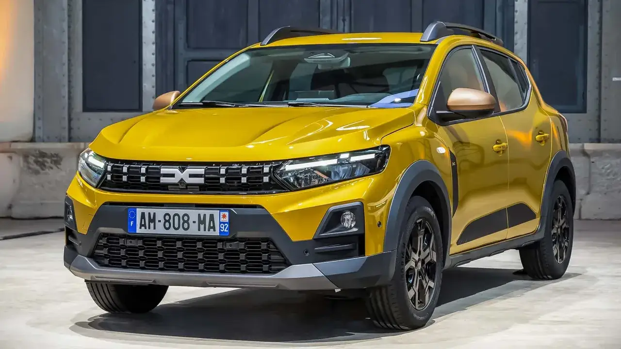 Dacia Sandero jaune vif, prête à affronter la route avec son moteur performant.