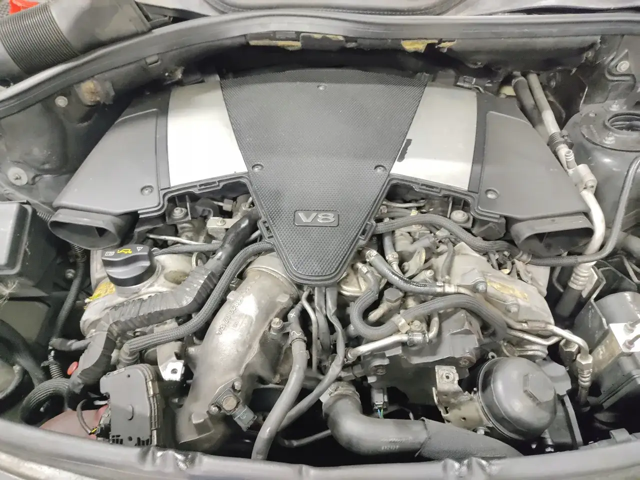 Silnik V8 w Mercedesie Benz GL Class. Widoczne przewody, turbosprężarka i elementy układu dolotowego.