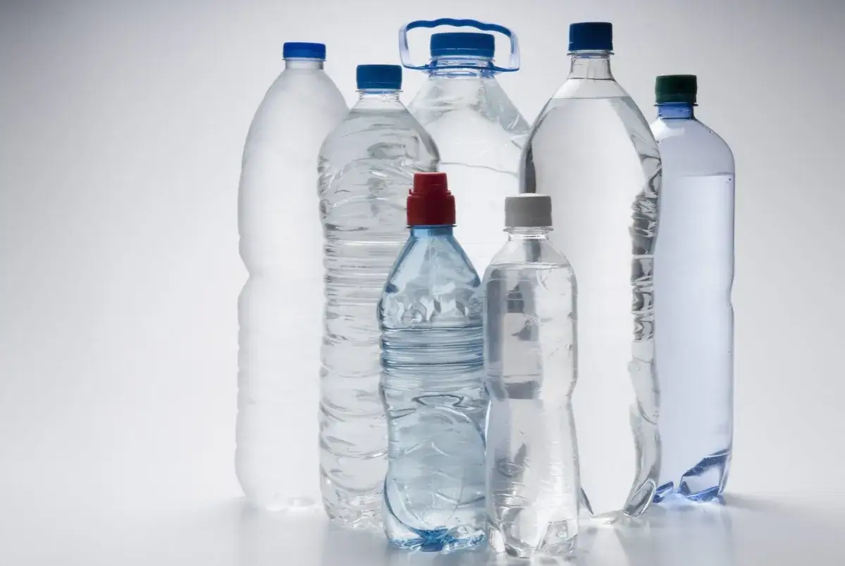 Kilka pustych plastikowych butelek, gotowych do ponownego użycia. Dowiedz się, jak usunąć zapach z plastikowej butelki, aby nadać jej świeżość.