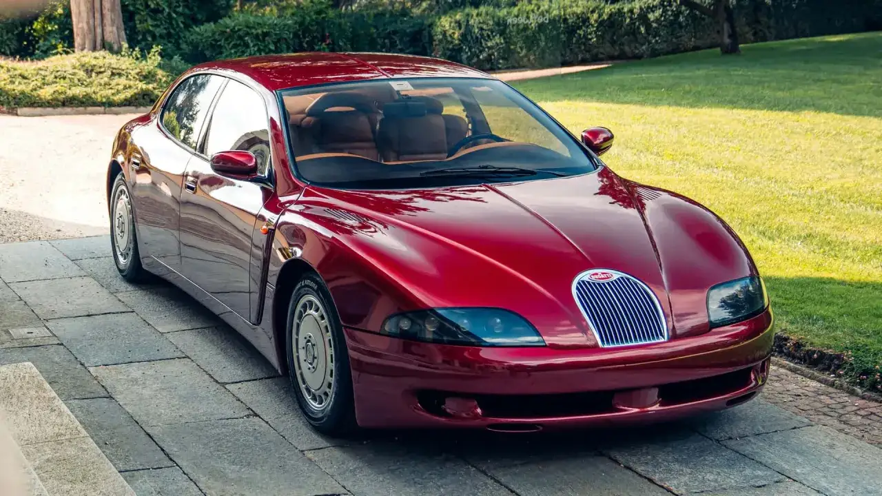 Ein roter Bugatti EB 112, ein seltenes Meisterwerk. Der Bugatti EB 112 Preis ist astronomisch, aber die Eleganz ist unbezahlbar.