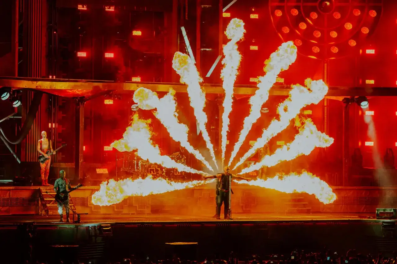 Till Lindemann z Rammstein, otoczony płomieniami, wykonuje swoje utwory na scenie.