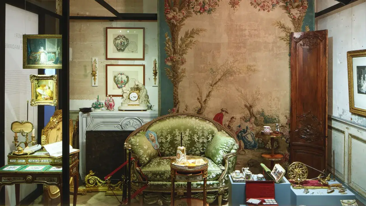 Salon du musée Nissim de Camondo : canapé vert, tapisserie champêtre, meubles d'époque et objets d'art.